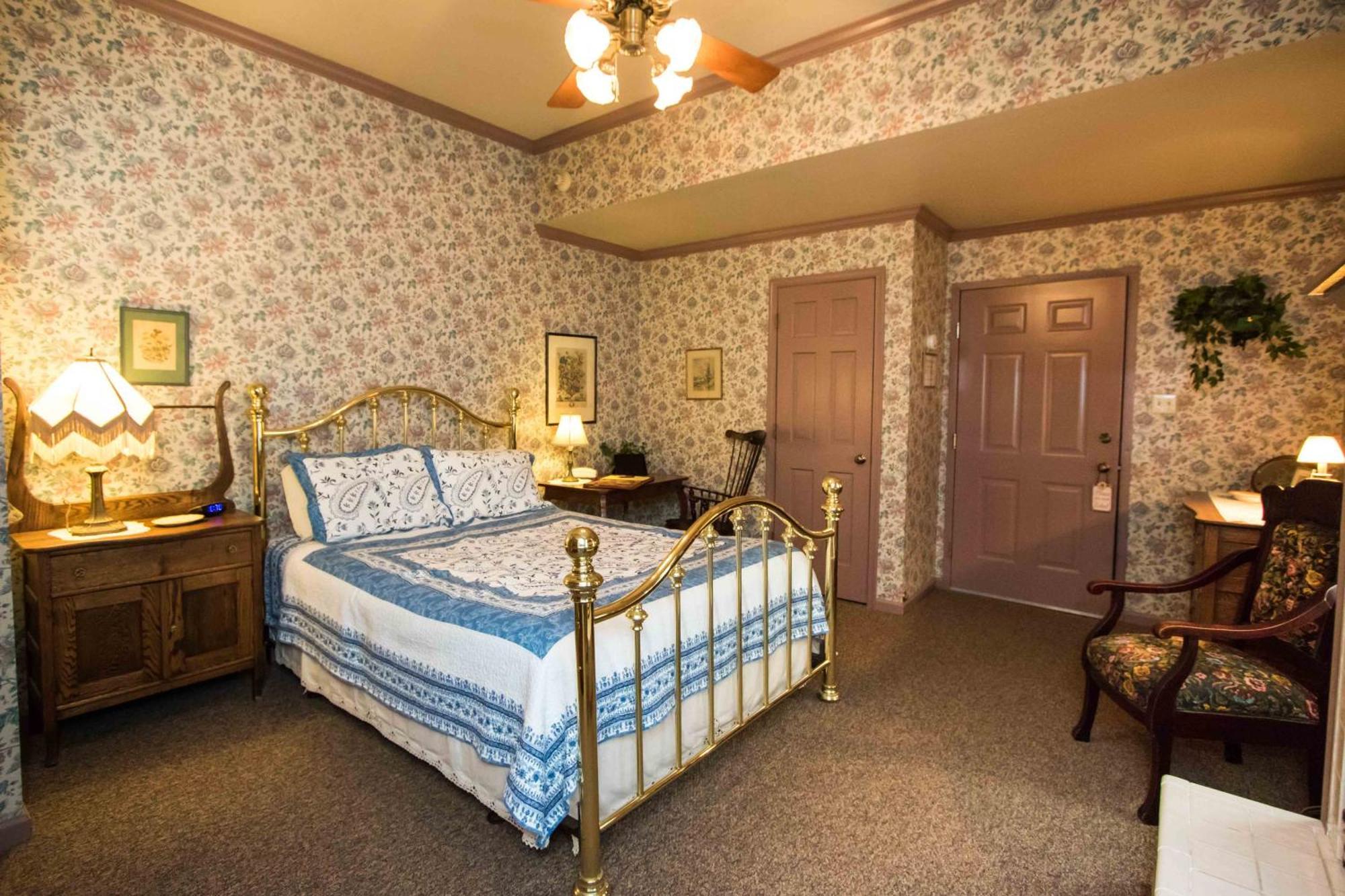 The Globe Inn East Greenville Room photo