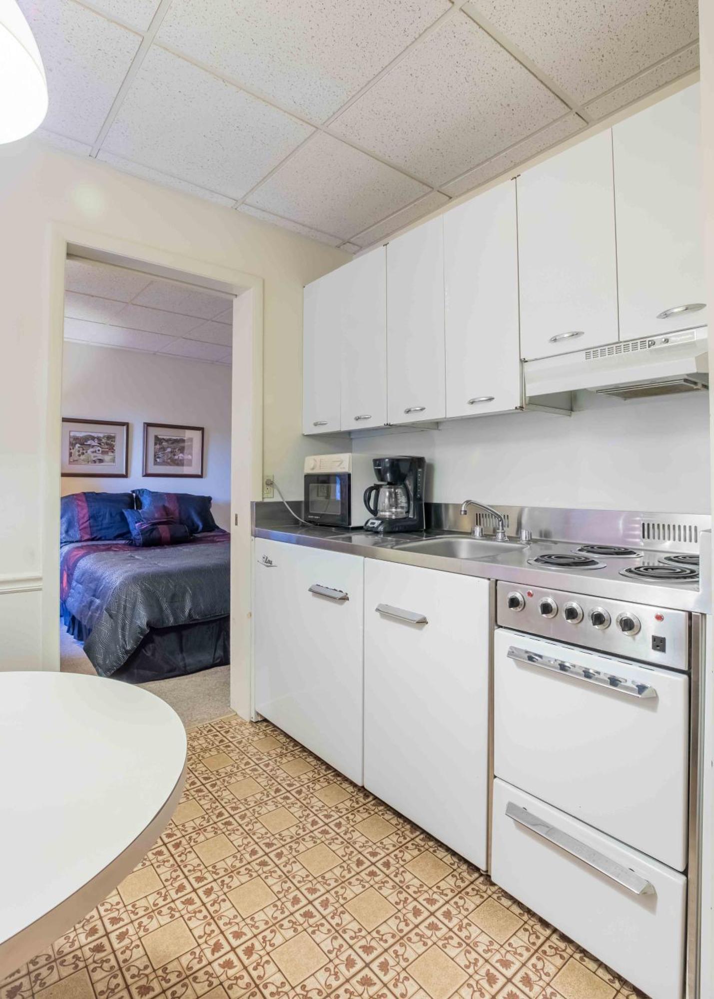 The Globe Inn East Greenville Room photo