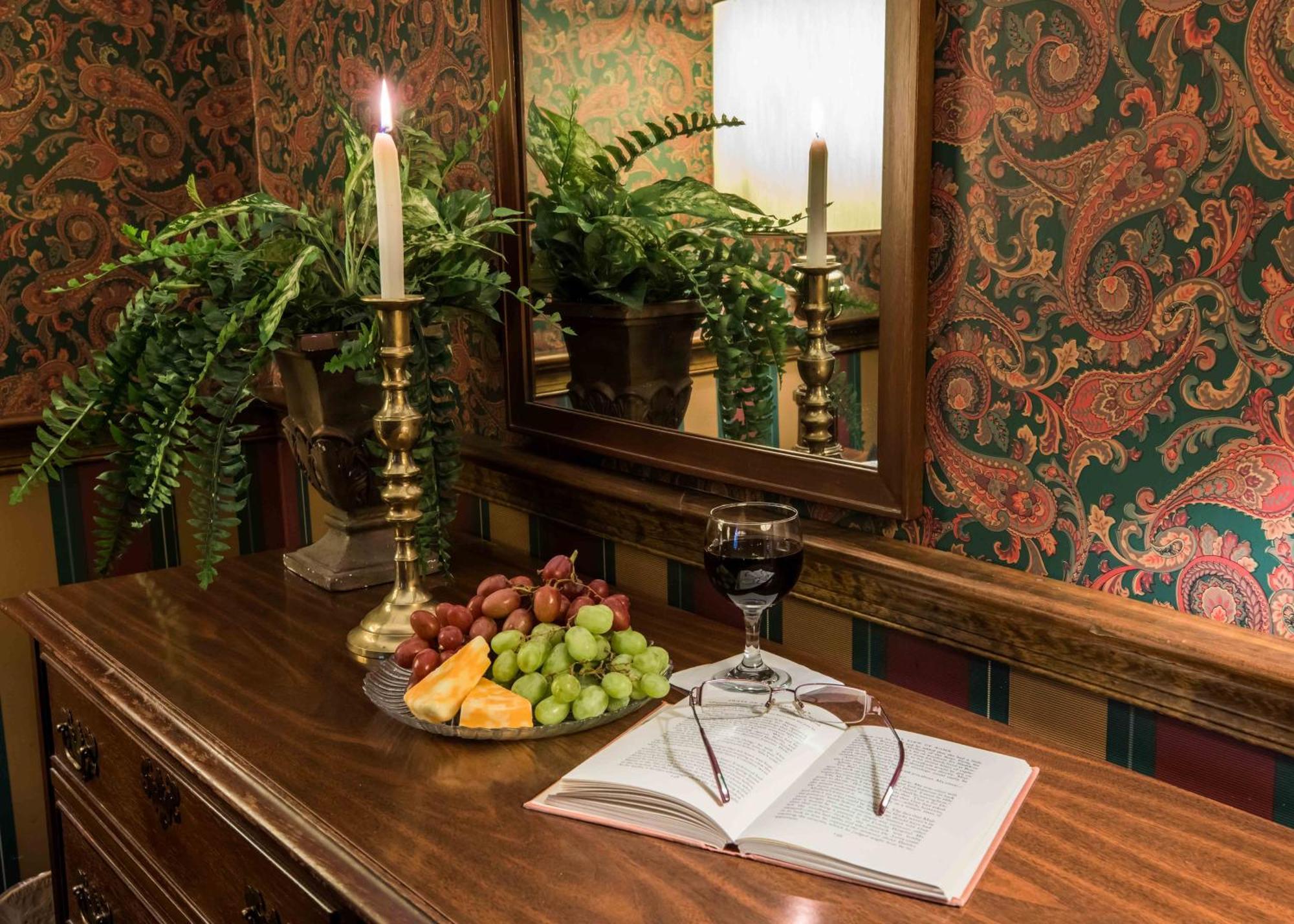 The Globe Inn East Greenville Room photo