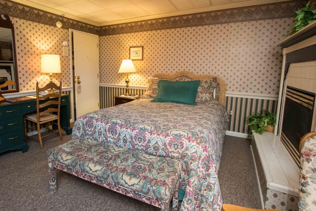 The Globe Inn East Greenville Room photo