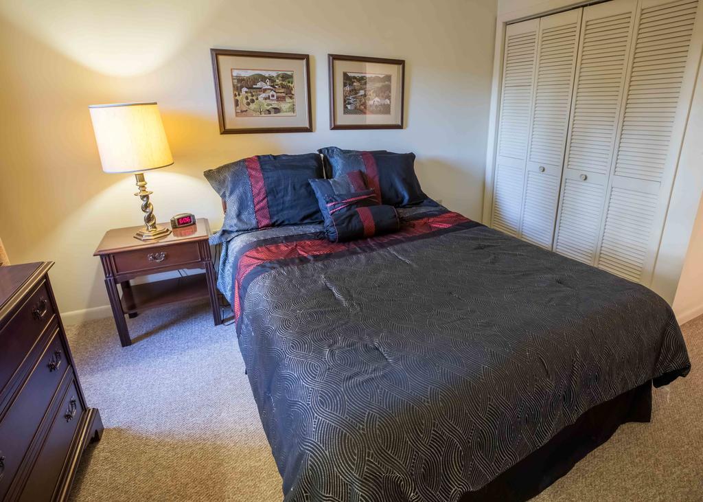 The Globe Inn East Greenville Room photo